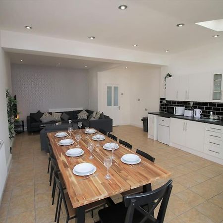 Large Modern House By Property Promise Cardiff Extérieur photo