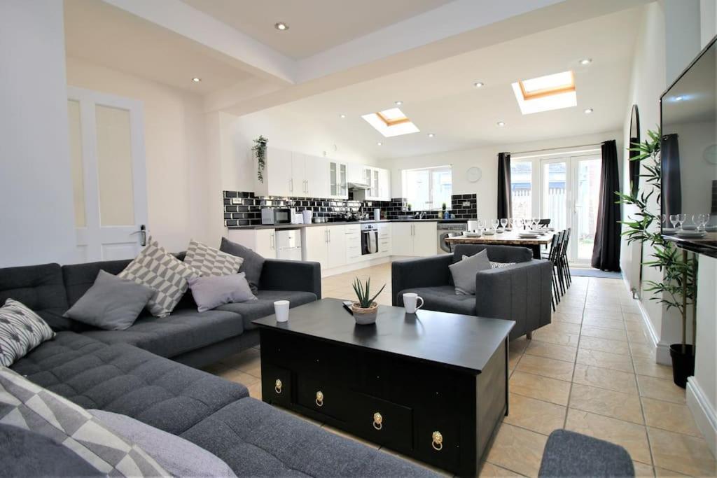 Large Modern House By Property Promise Cardiff Extérieur photo