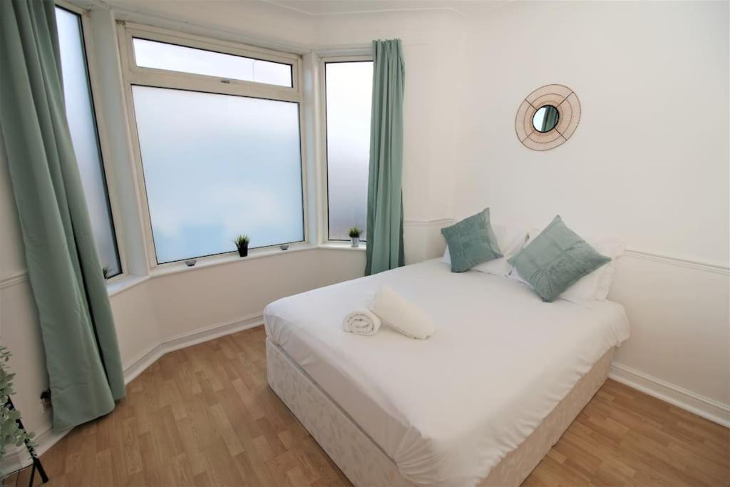 Large Modern House By Property Promise Cardiff Extérieur photo
