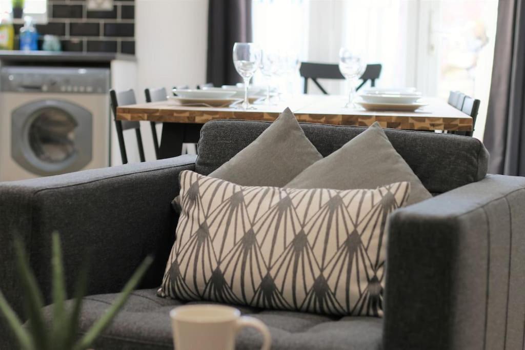 Large Modern House By Property Promise Cardiff Extérieur photo