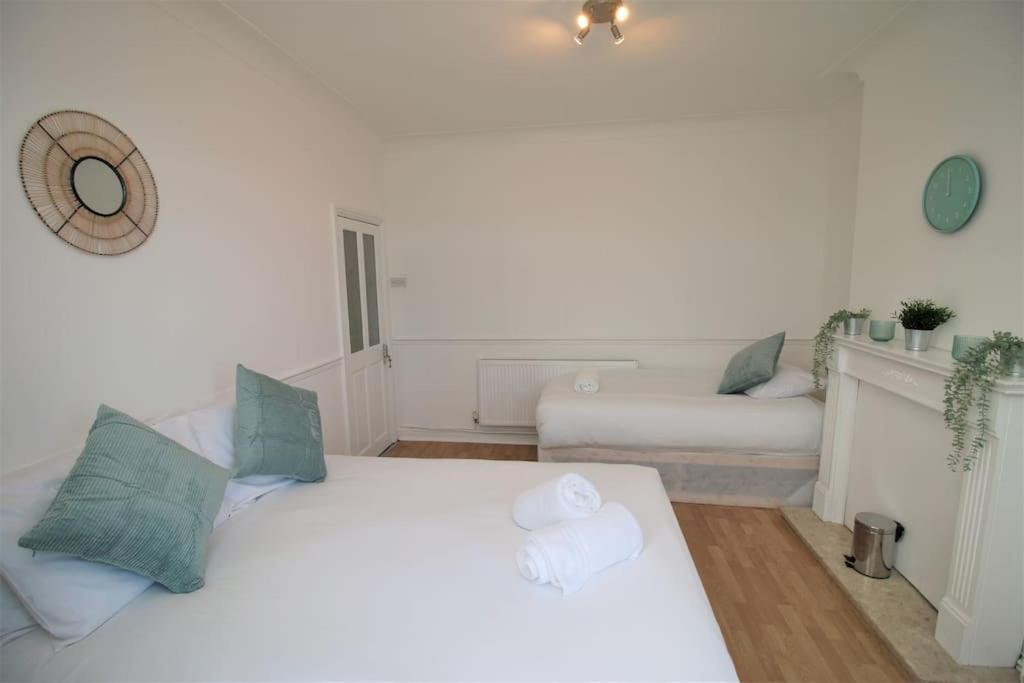 Large Modern House By Property Promise Cardiff Extérieur photo