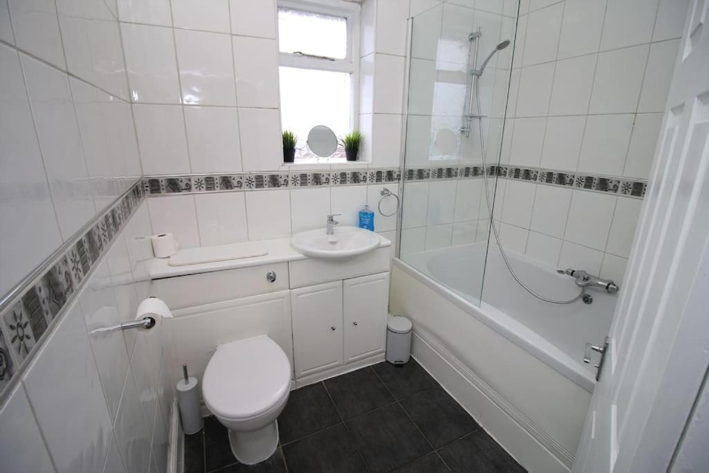 Large Modern House By Property Promise Cardiff Extérieur photo