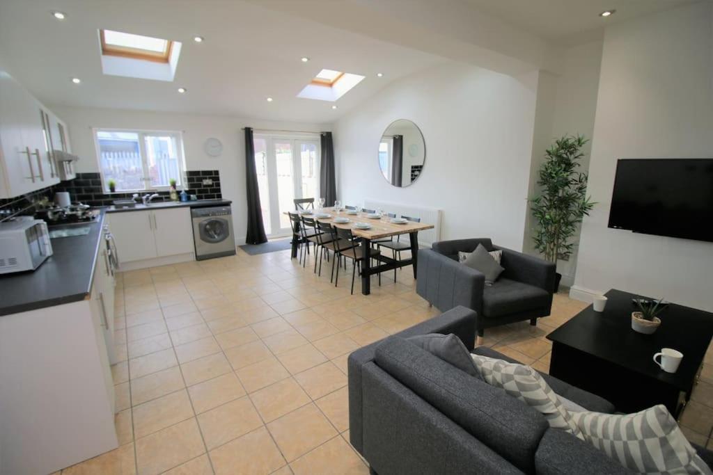 Large Modern House By Property Promise Cardiff Extérieur photo