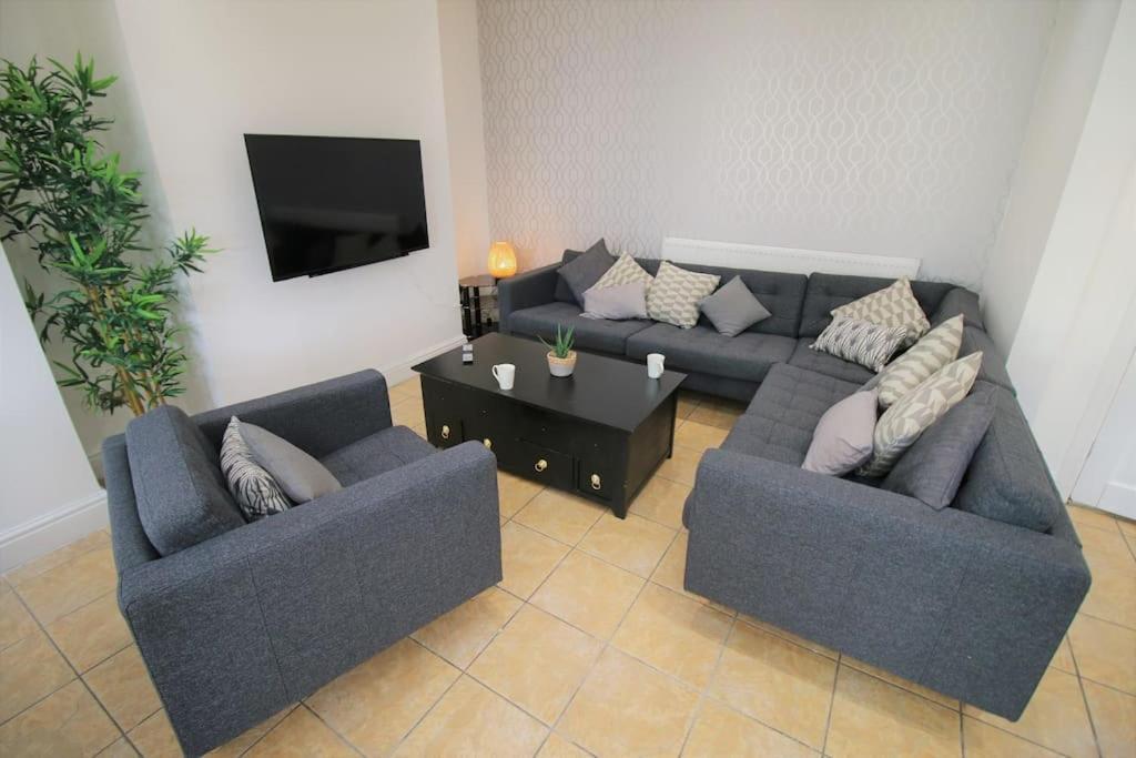 Large Modern House By Property Promise Cardiff Extérieur photo