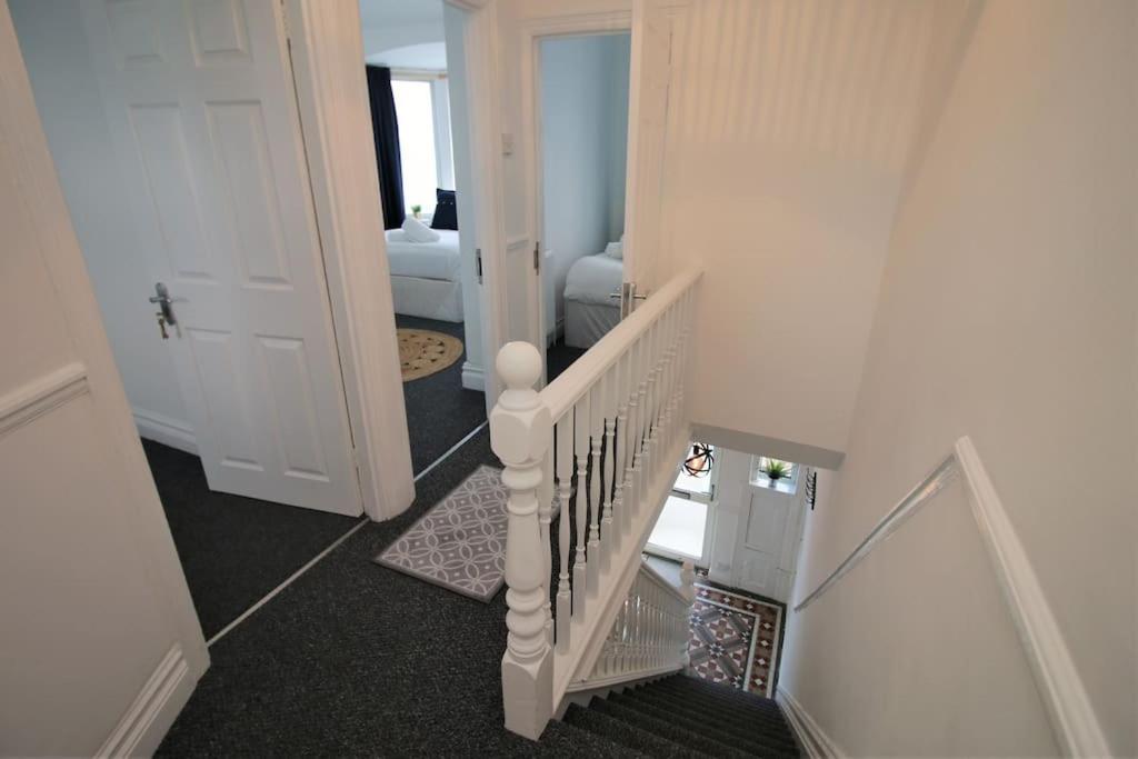 Large Modern House By Property Promise Cardiff Extérieur photo