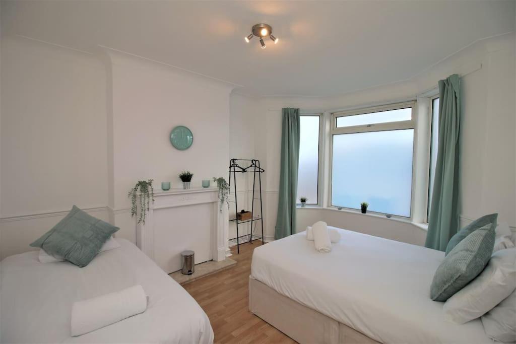 Large Modern House By Property Promise Cardiff Extérieur photo