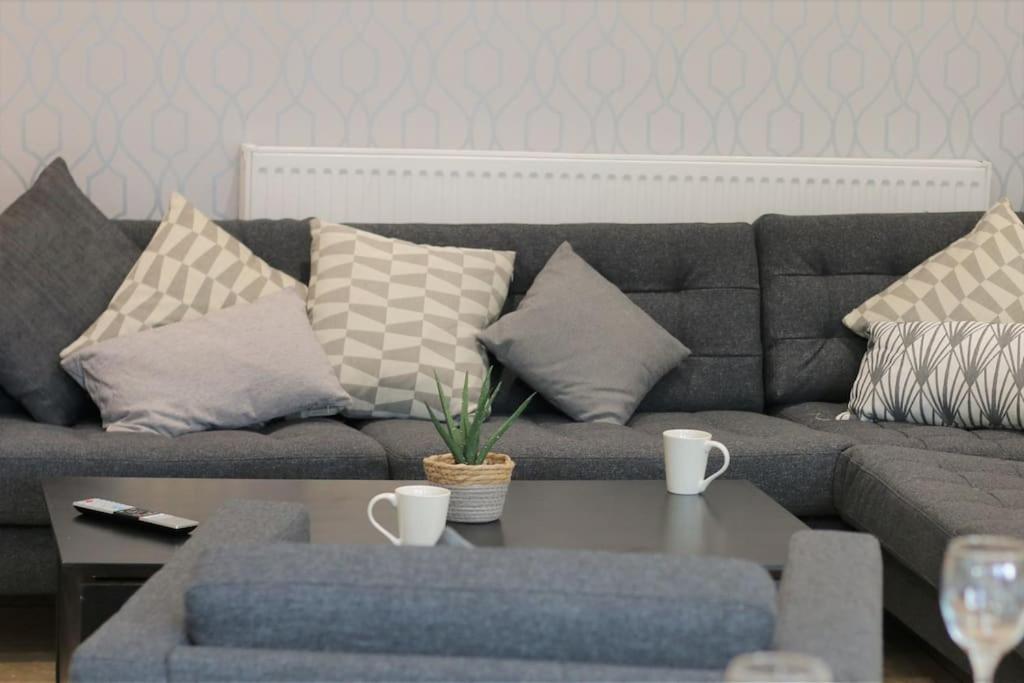 Large Modern House By Property Promise Cardiff Extérieur photo