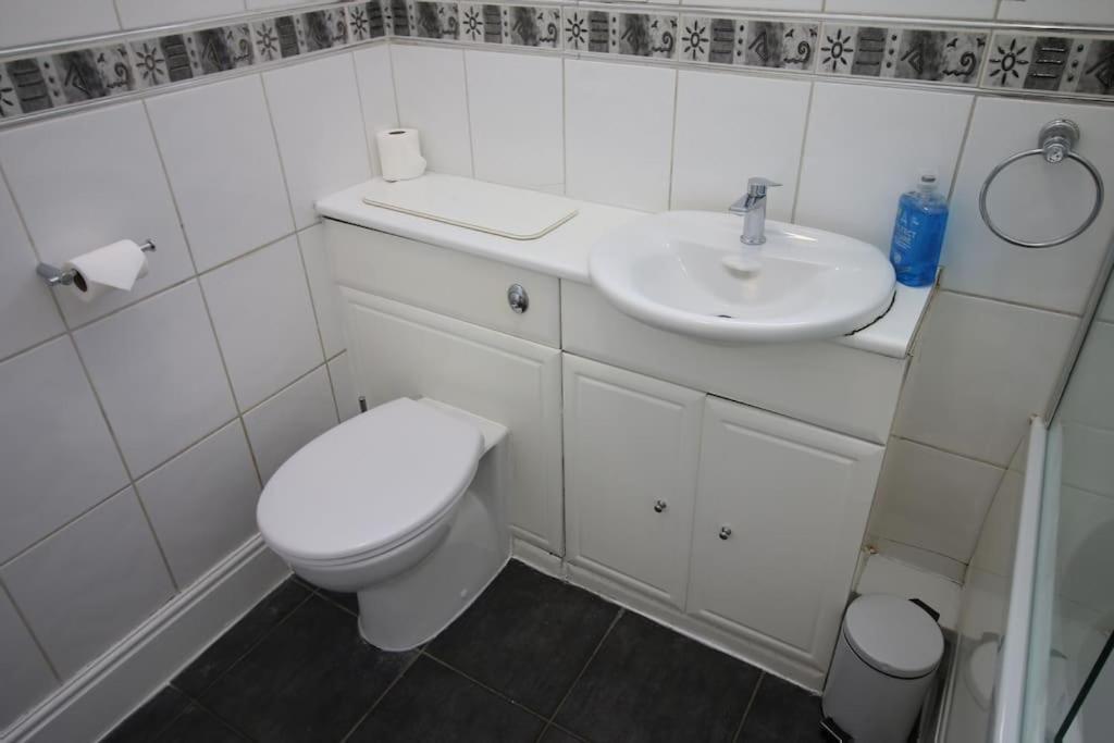 Large Modern House By Property Promise Cardiff Extérieur photo