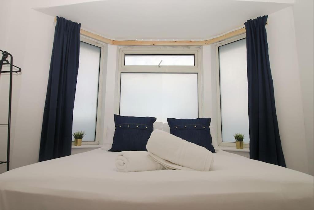 Large Modern House By Property Promise Cardiff Extérieur photo