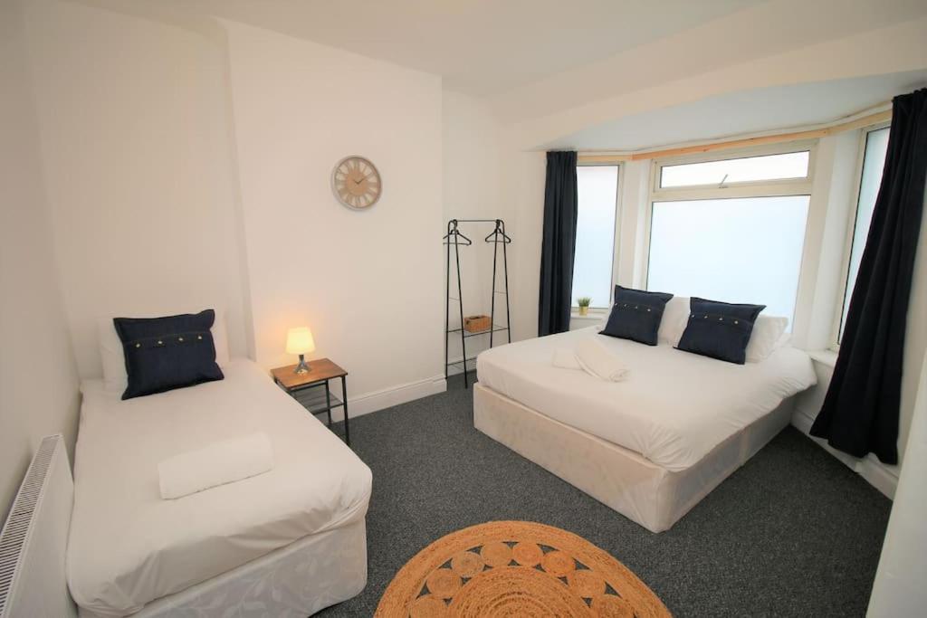 Large Modern House By Property Promise Cardiff Extérieur photo