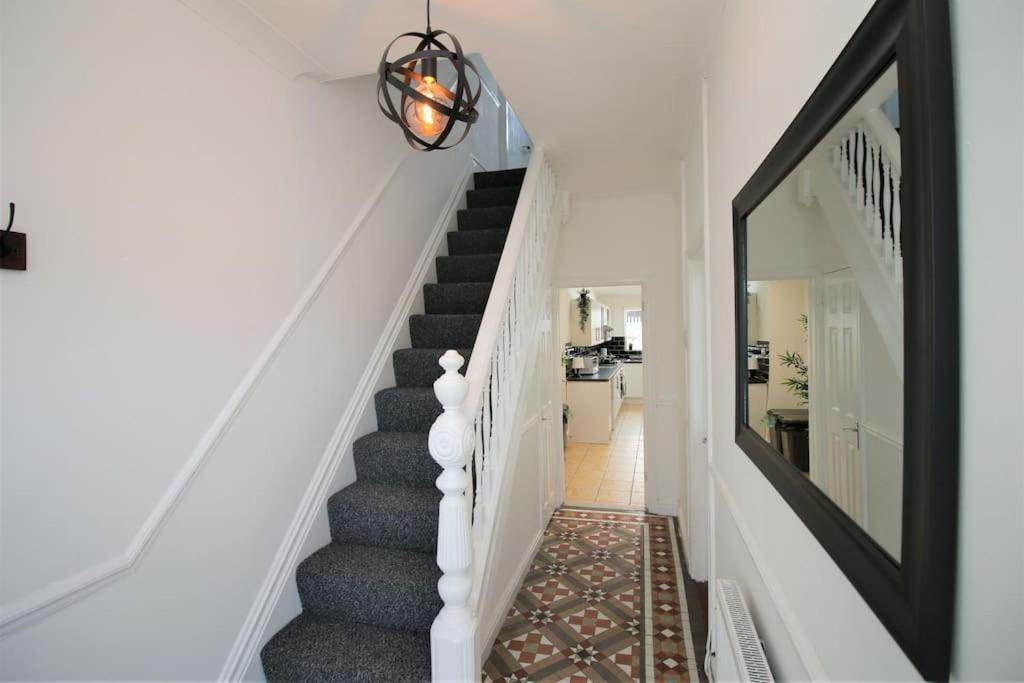 Large Modern House By Property Promise Cardiff Extérieur photo