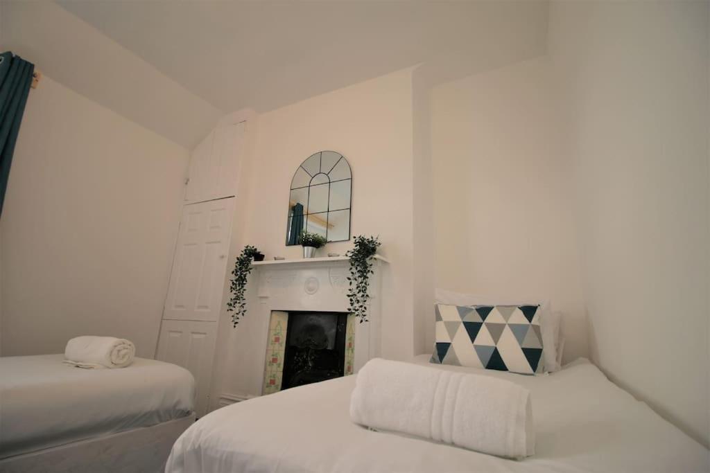 Large Modern House By Property Promise Cardiff Extérieur photo