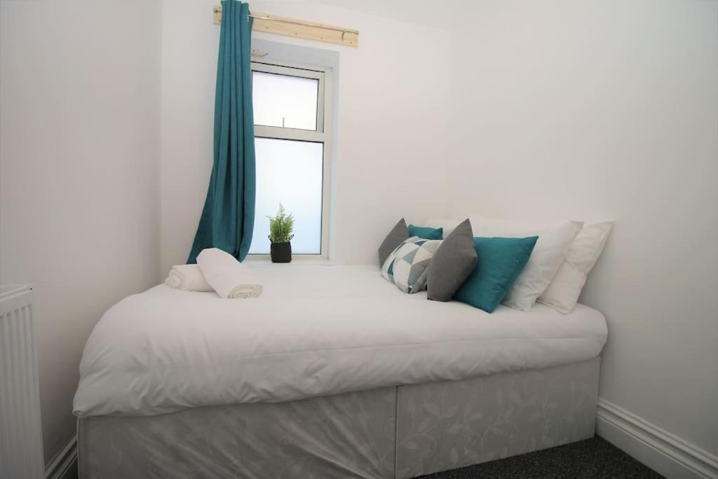 Large Modern House By Property Promise Cardiff Extérieur photo