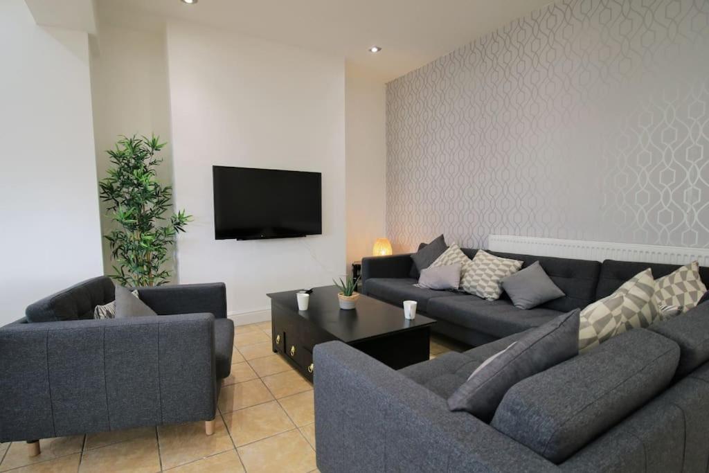 Large Modern House By Property Promise Cardiff Extérieur photo