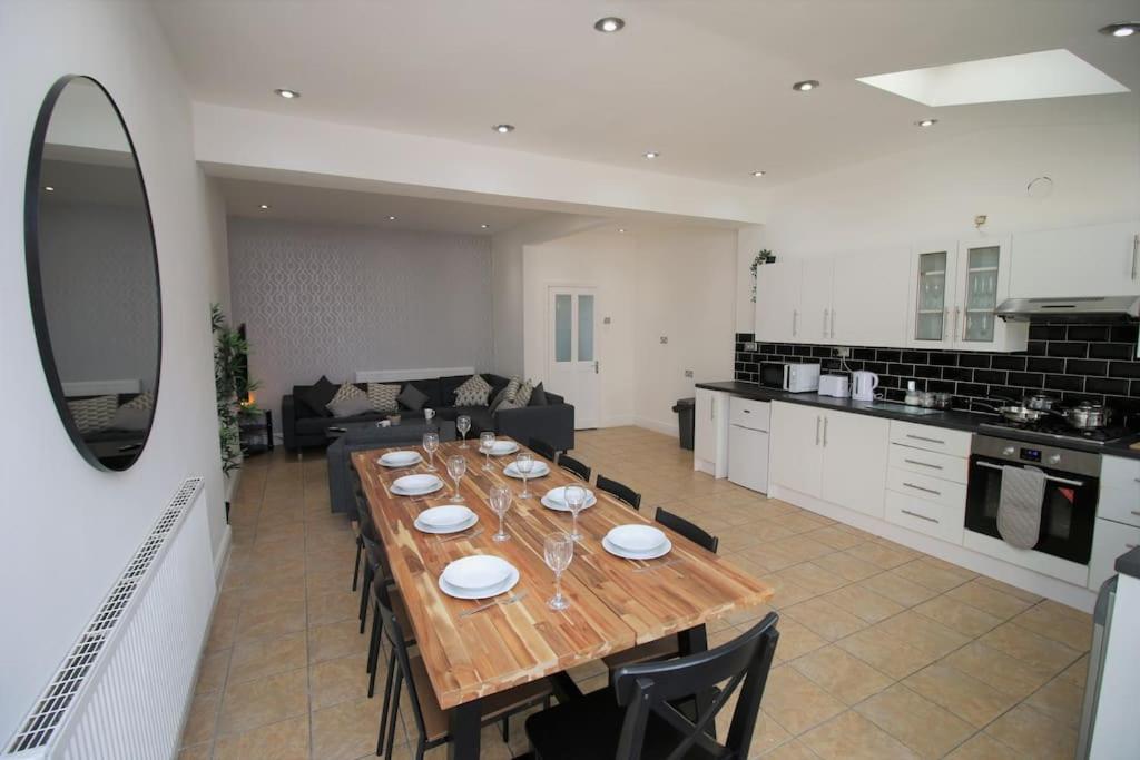 Large Modern House By Property Promise Cardiff Extérieur photo