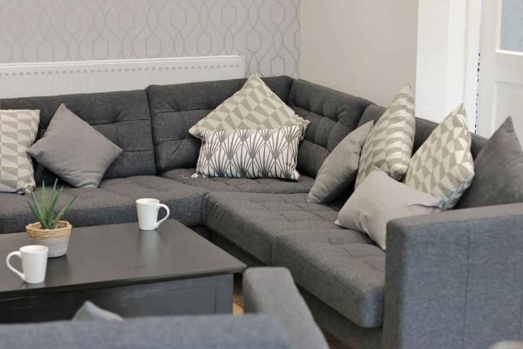 Large Modern House By Property Promise Cardiff Extérieur photo