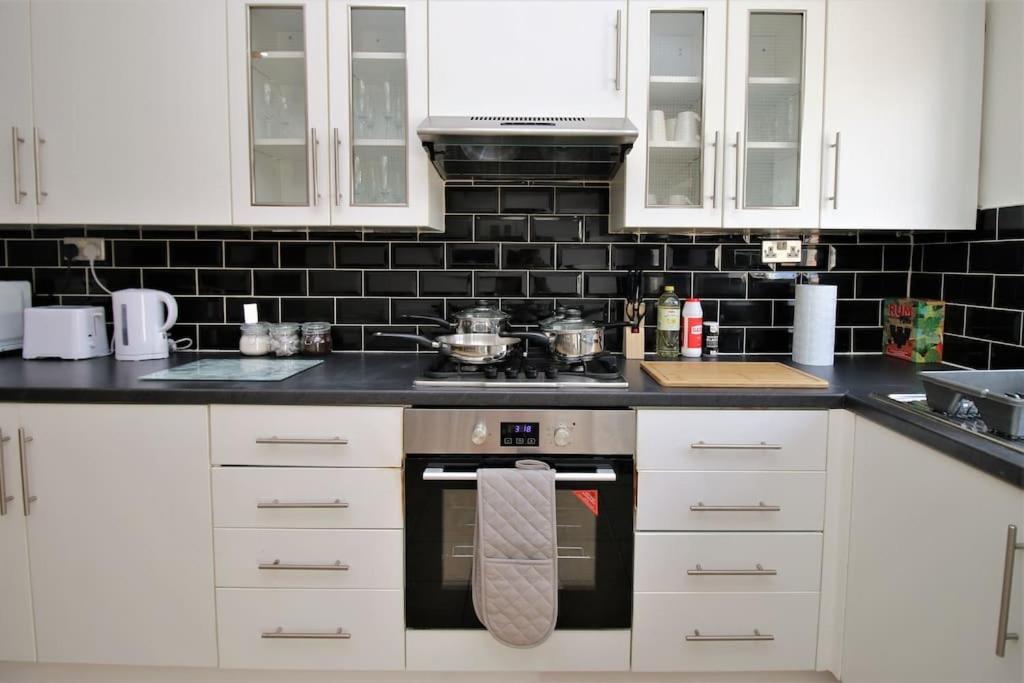 Large Modern House By Property Promise Cardiff Extérieur photo