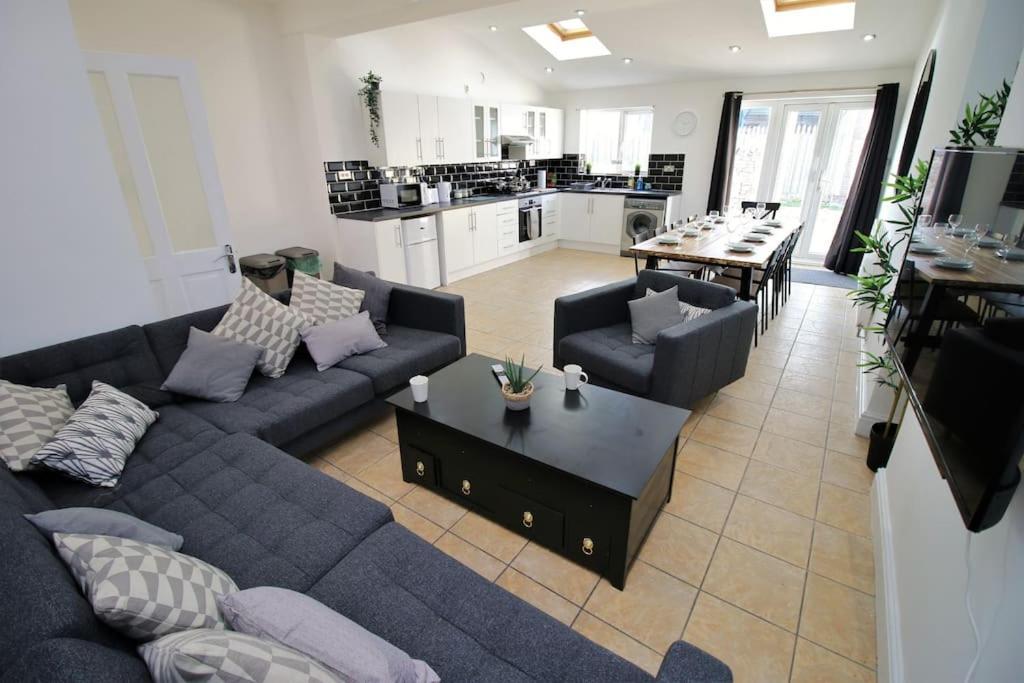 Large Modern House By Property Promise Cardiff Extérieur photo