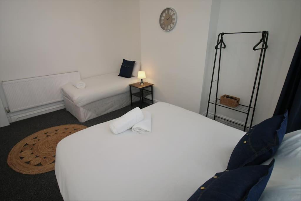 Large Modern House By Property Promise Cardiff Extérieur photo