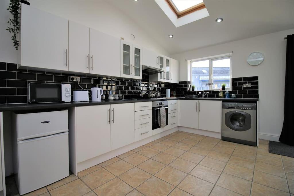 Large Modern House By Property Promise Cardiff Extérieur photo